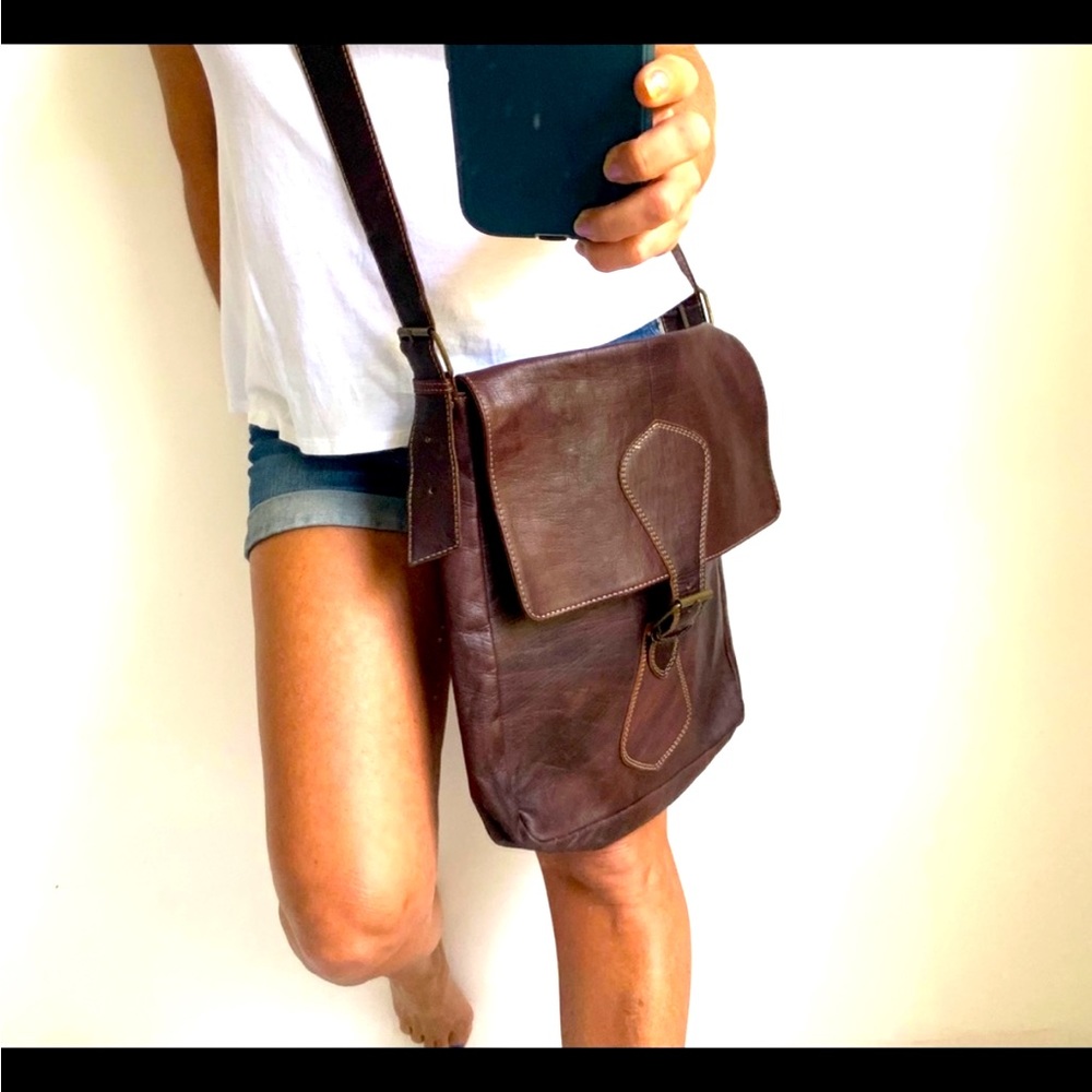 Cognac. Extra Large Leather crossbody messenger bag